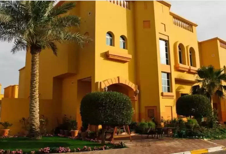 Residencial Listo Propiedad 4 + habitaciones de servicio S / F Villa Standerlone  alquiler en Doha #8732 - 1  image 